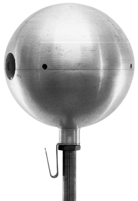 Abb 1.b 1955, SCHOEPS-Laborprodukt Aluminium-Hohlkugel mit 20cm Durchmesser mit eingebauten Druckempfängern im Winkel 180°